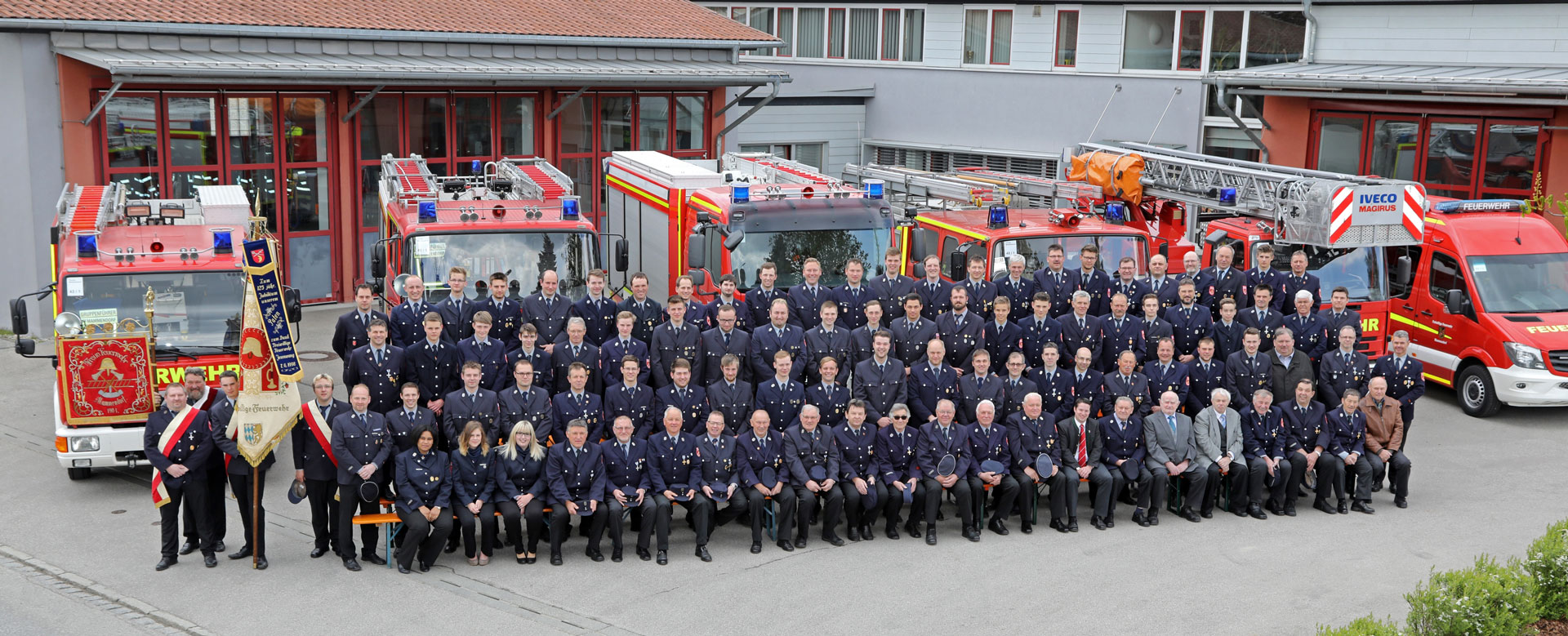 Grossansicht in neuem Fenster: Freiwillige Feuerwehr Mammendorf - Gruppenbild der Mannschaft Grossansicht in neuem Fenster: Freiwillige Feuerwehr Mammendorf - Gruppenbild der Mannschaft
