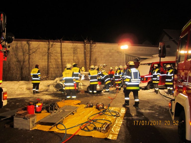 Grossansicht in neuem Fenster: Freiwillige Feuerwehr Mammendorf - THL-Übung Grossansicht in neuem Fenster: Freiwillige Feuerwehr Mammendorf - THL-Übung