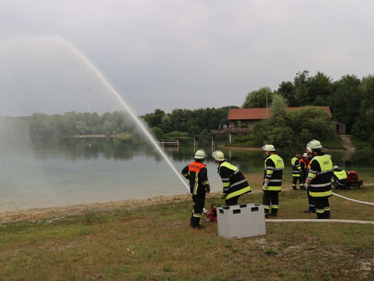 Grossansicht in neuem Fenster: Freiwillige Feuerwehr Mammendorf - Übung am See Grossansicht in neuem Fenster: Freiwillige Feuerwehr Mammendorf - Übung am See